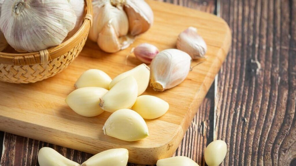 بهترین روش خوردن سیر خام