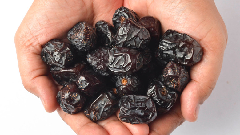 خطرات زیاده روی در خوردن خرما